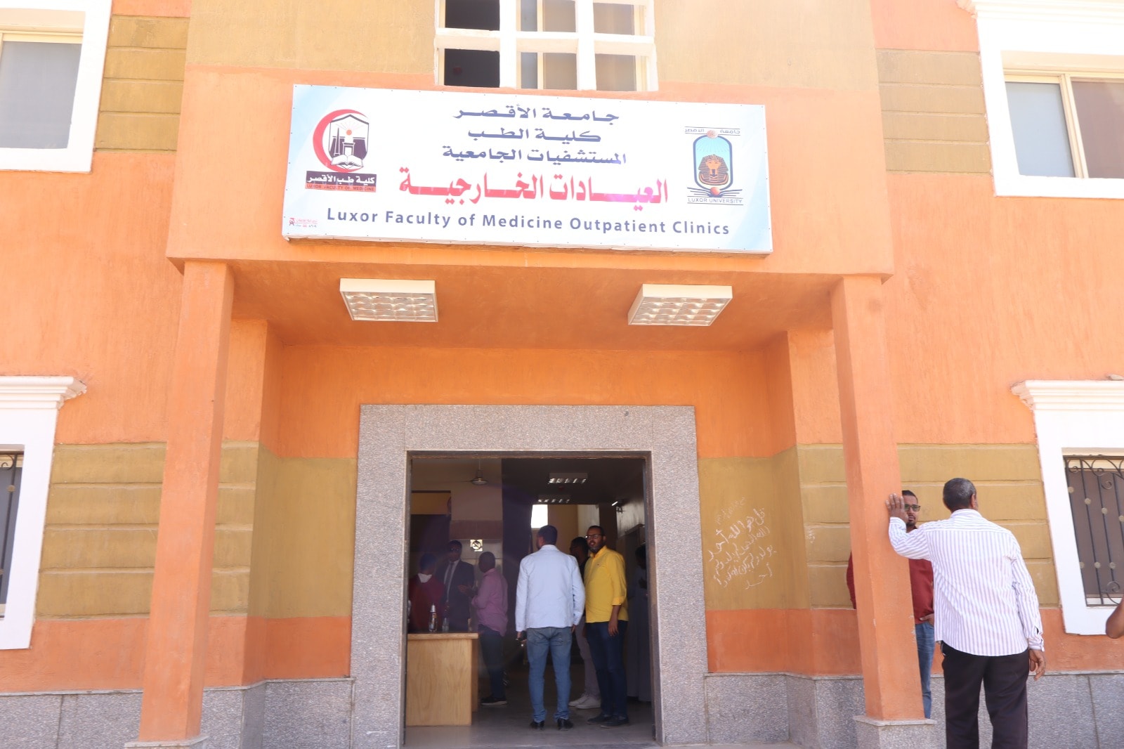 تجهيزات العيادات الخارجية بكلية الطب قبل تشغيلها بالأقصر