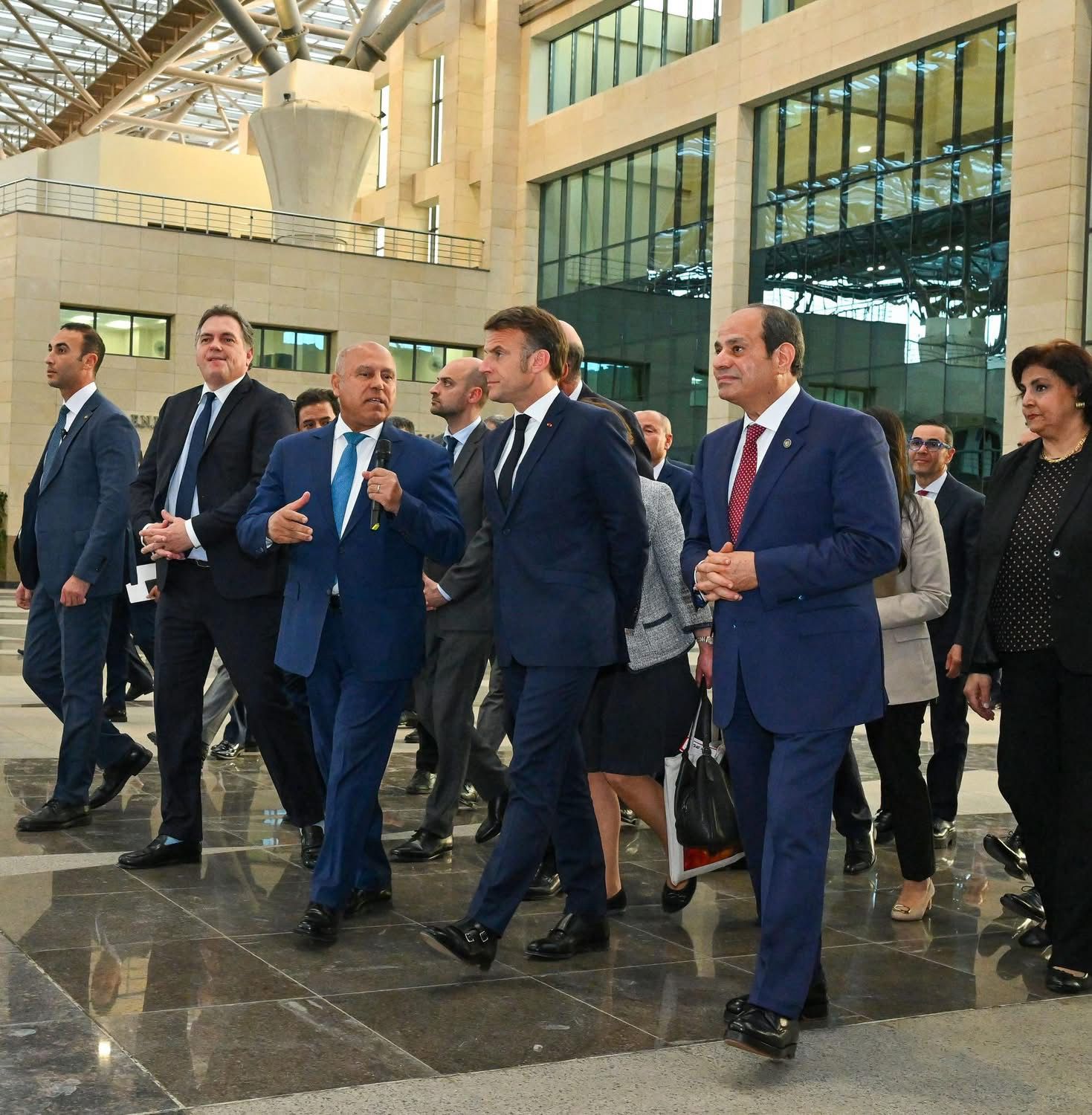 وصول الرئيس السيسى والرئيس الفرنسى محطة المترو وصول الرئيس السيسى والرئيس الفرنسى محطة المترو