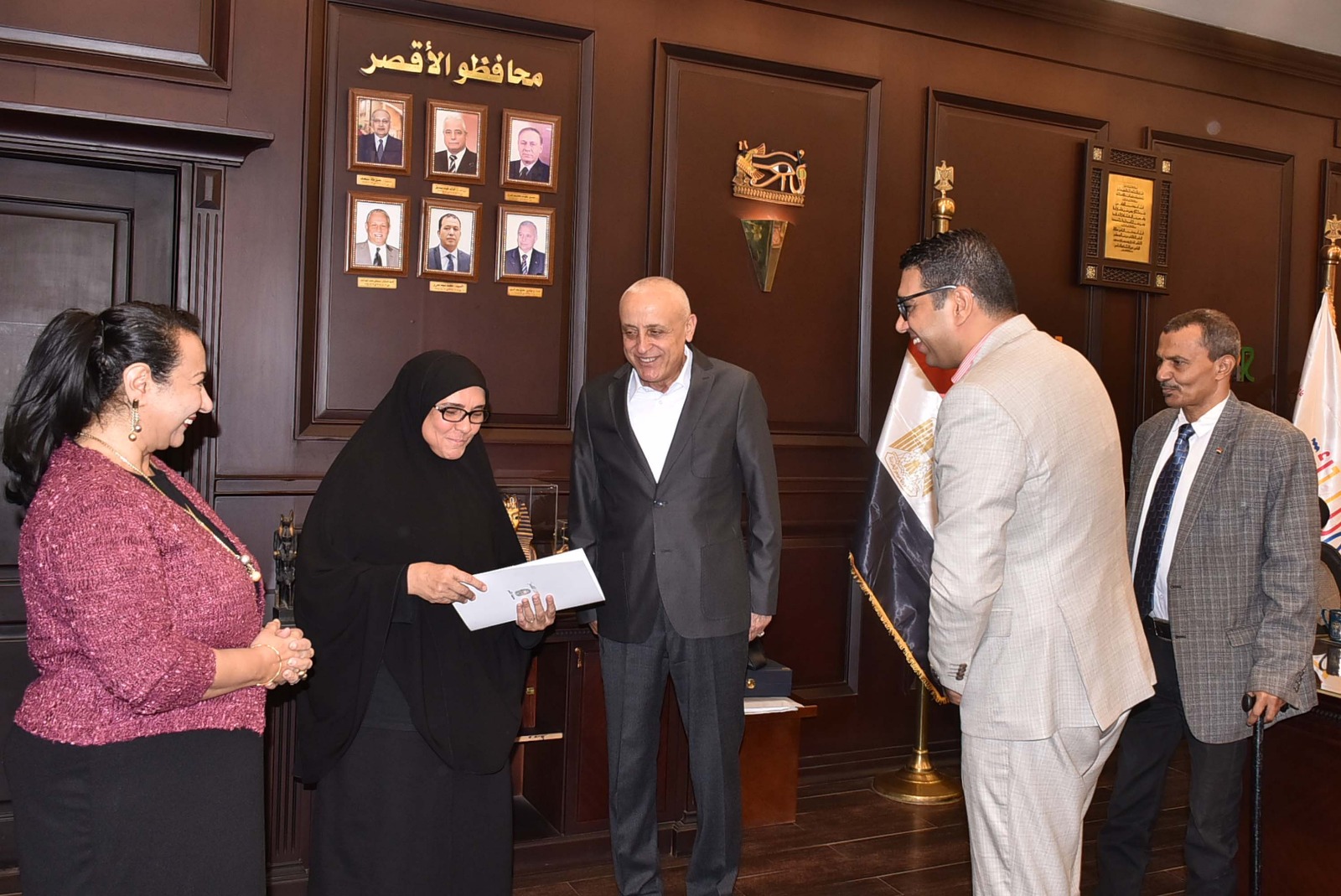 فرحة تكريم الأم المثالية علي مستوي المحافظة بعد قصة كفاح 33 سنة مع أسرتها فرحة تكريم الأم المثالية علي مستوي المحافظة بعد قصة كفاح 33 سنة مع أسرتها