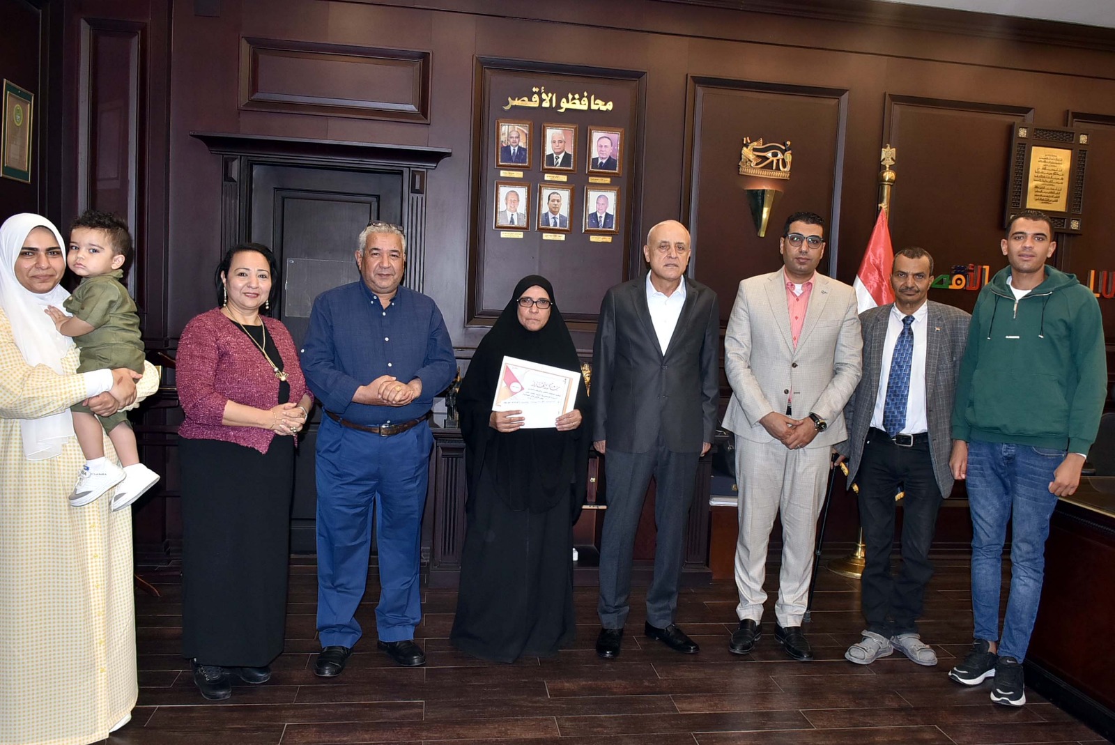 تكريم الأم المثالية علي مستوي المحافظة بعد قصة كفاح 33 سنة مع أسرتها تكريم الأم المثالية علي مستوي المحافظة بعد قصة كفاح 33 سنة مع أسرتها