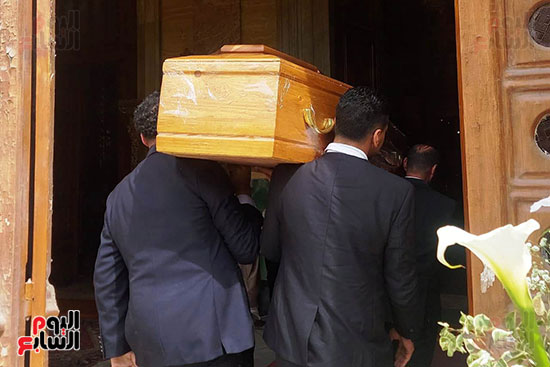 وضع جثمان ميشيل أحد داخل الكنيسة لصلاة الجنازة (2)