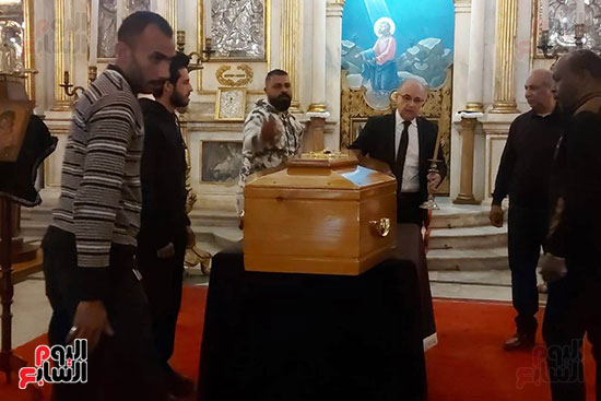 وضع جثمان ميشيل أحد داخل الكنيسة لصلاة الجنازة (3)