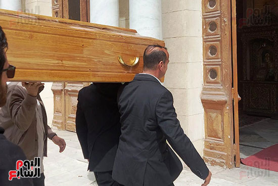 وضع جثمان ميشيل أحد داخل الكنيسة لصلاة الجنازة (15)