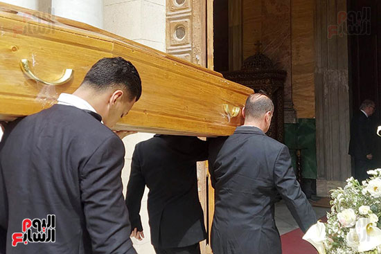 وضع جثمان ميشيل أحد داخل الكنيسة لصلاة الجنازة (1)