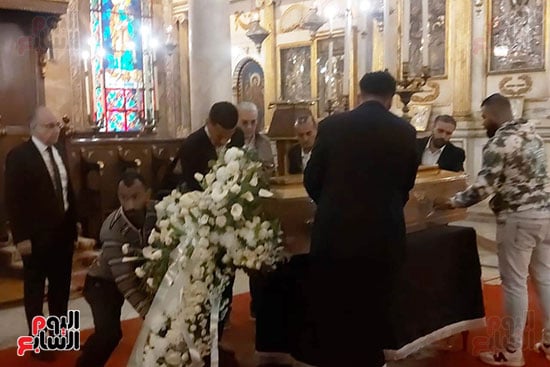 وضع جثمان ميشيل أحد داخل الكنيسة لصلاة الجنازة (13)