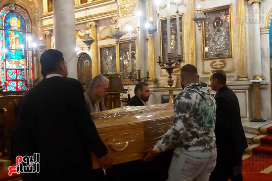 وضع جثمان ميشيل أحد داخل الكنيسة لصلاة الجنازة (12)
