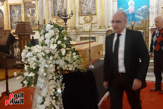 وضع جثمان ميشيل أحد داخل الكنيسة لصلاة الجنازة (10)