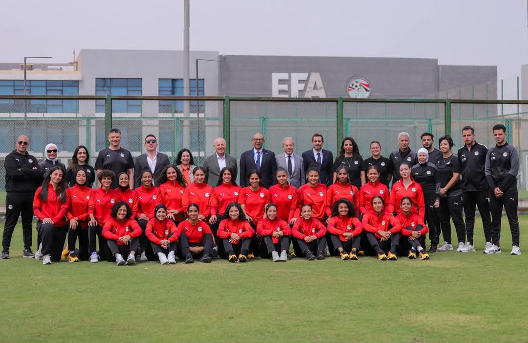 فيليب ديالو رئيس الاتحاد الفرنسي مع منتخب مصر للسيدات