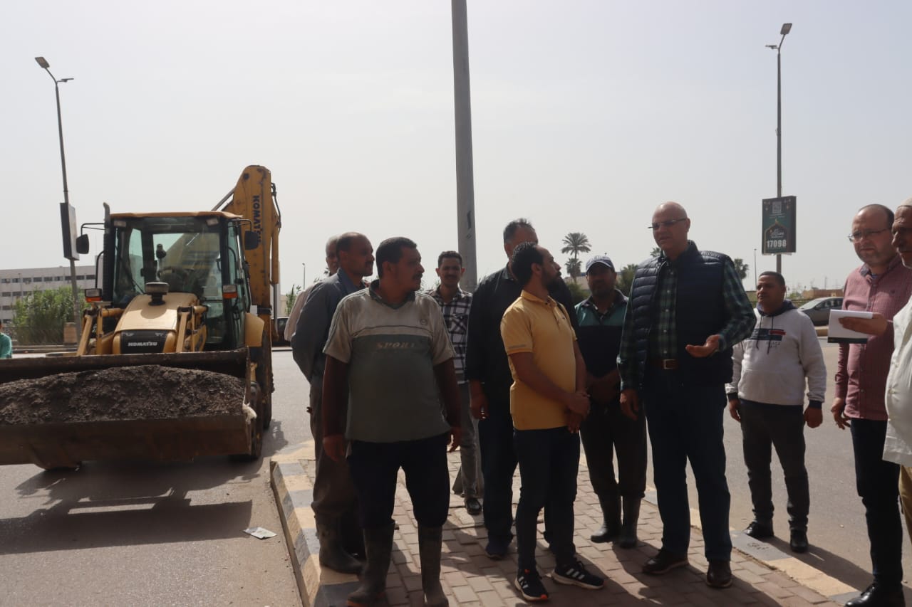 أثناء متابعة أعمال الإصلاح أثناء متابعة أعمال الإصلاح