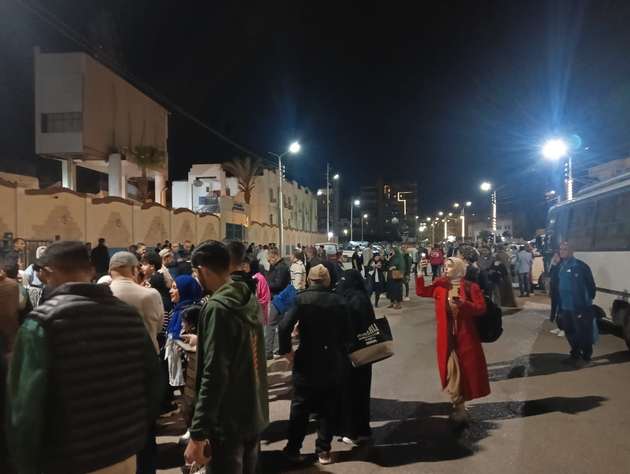 . حشود من أهالى الإسماعيلية (2)