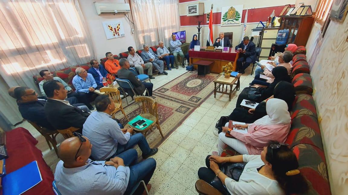 وكيل تعليم الأقصر يناقش إستعدادات إمتحانات الشهادة الإعدادية بنظام البوكليت