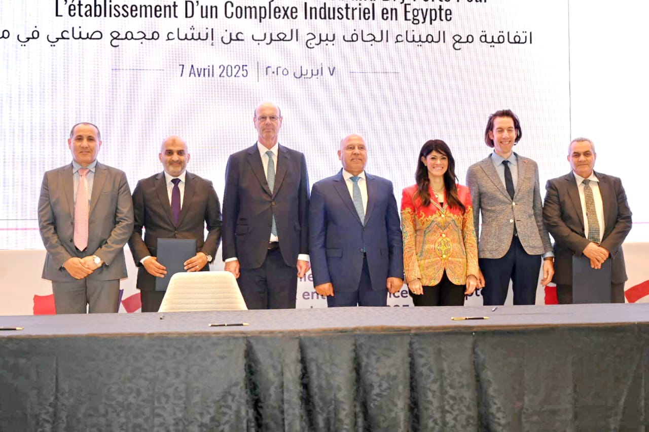 توقيع اتفاقية مجمع صناعى ببرج العرب توقيع اتفاقية مجمع صناعى ببرج العرب