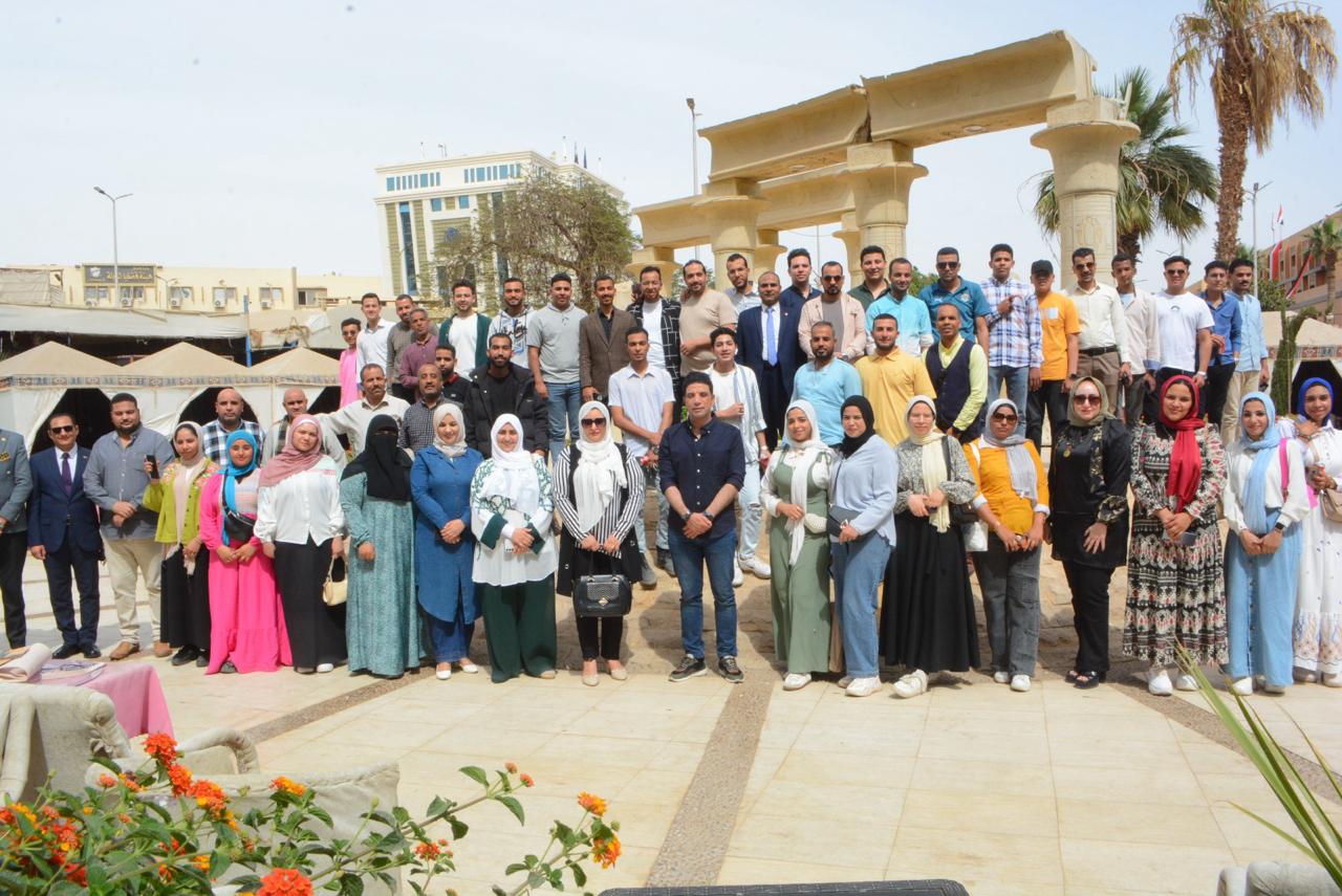 نائب محافظ سوهاج مع الكيانات الشبابية (3)