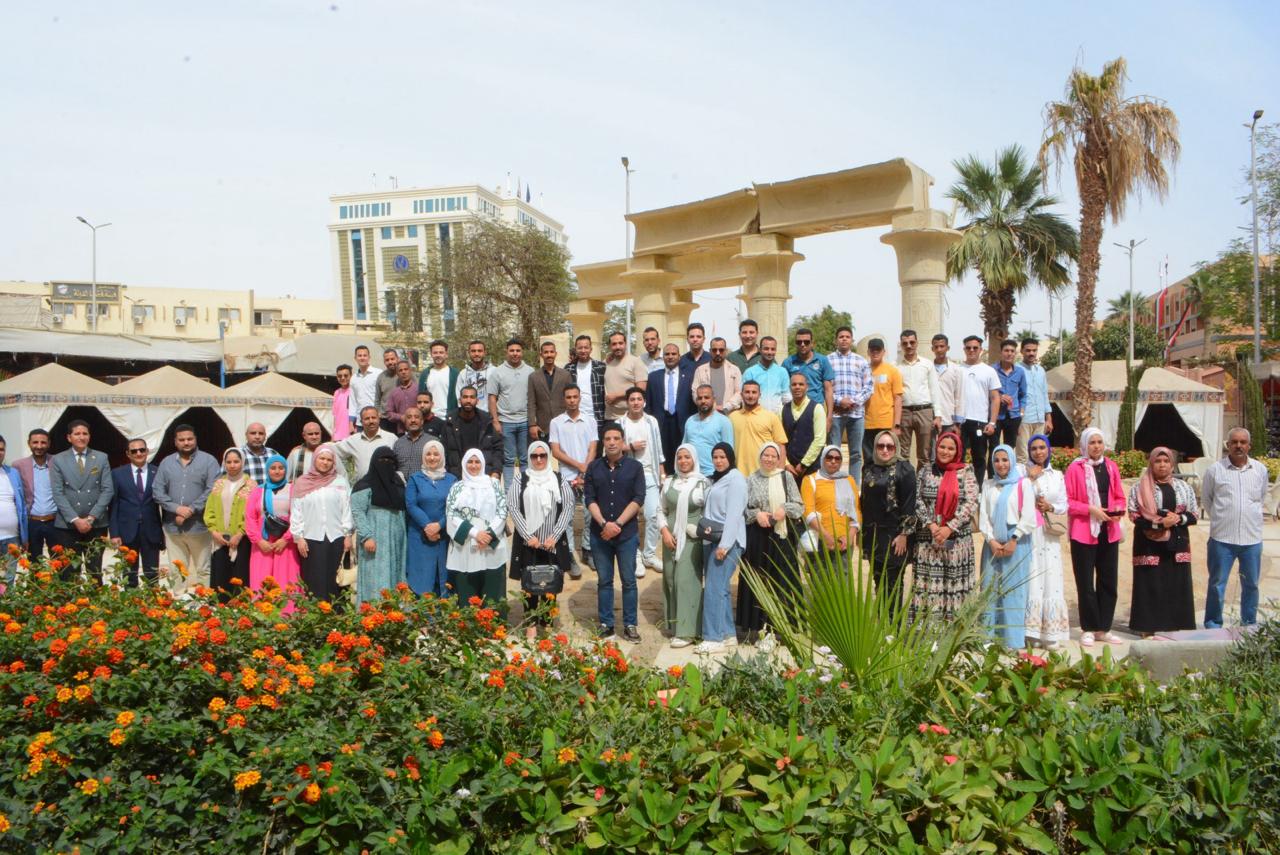 نائب محافظ سوهاج مع الكيانات الشبابية (5)