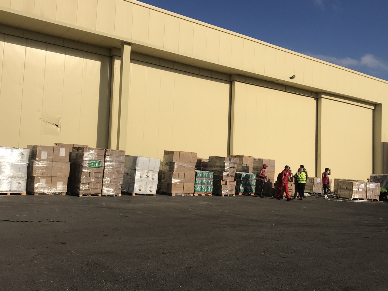 تجهيز المساعدات بعد وصولها لمطار العريش