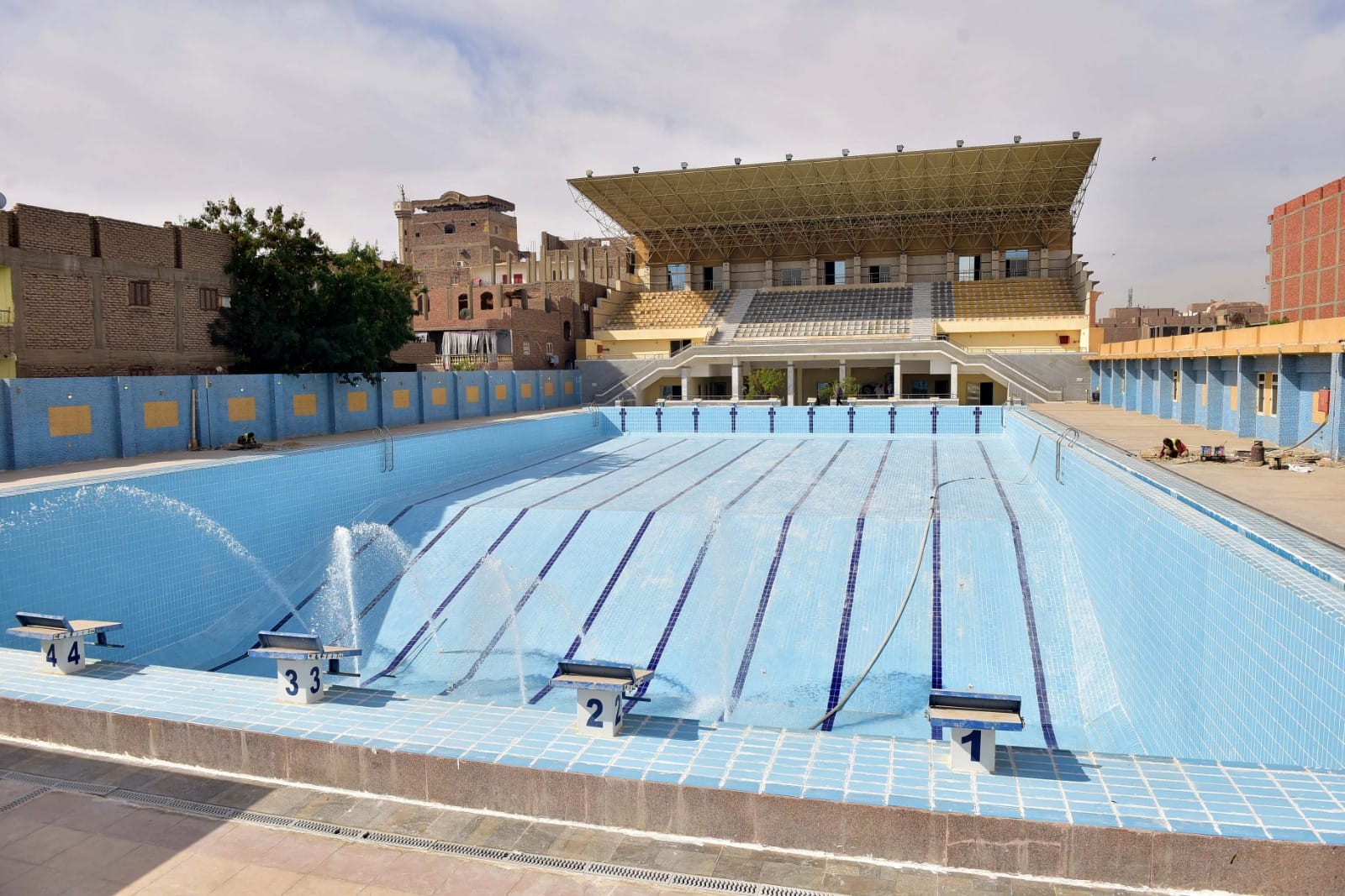 إحدي الحمامات بمقر حمام السباحة الأوليمبي بالعوامية