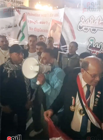 لافتات-معبرة-عن-رفض-الحشود-للتهجير- لافتات-معبرة-عن-رفض-الحشود-للتهجير-