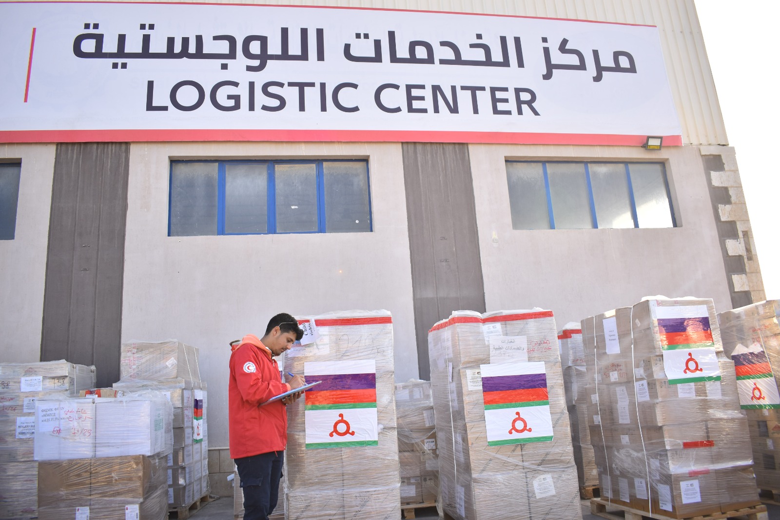 الهلال الاحمر المصرى خلال التجهيز لنقل المساعدات العريش