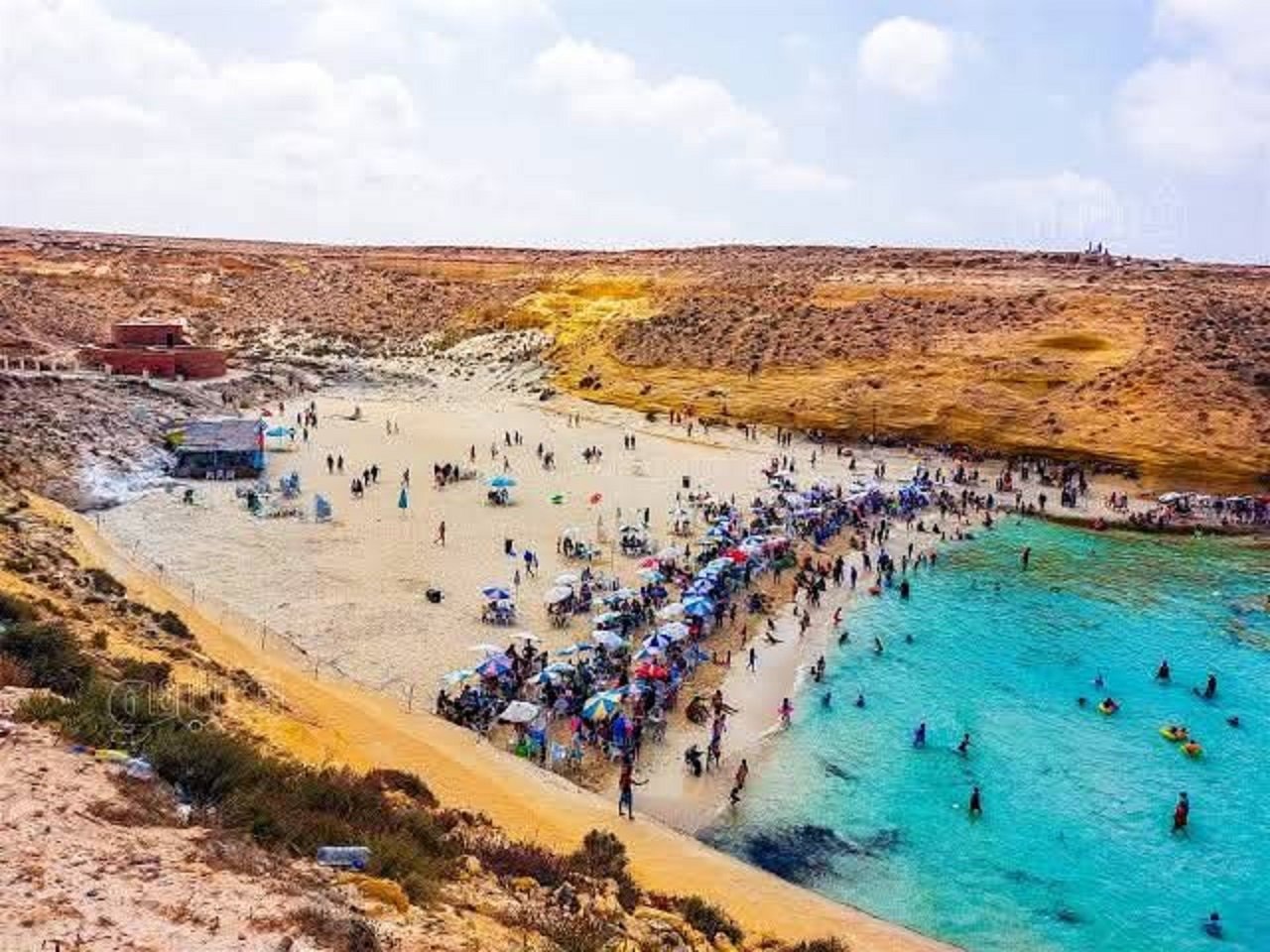 شاطئ وهضبة عجيبة شاطئ وهضبة عجيبة