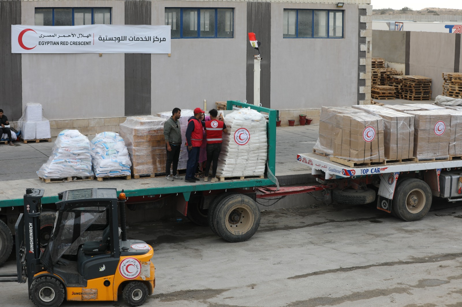 استقبال وشحن المساعدات بالمقرات اللوجستية