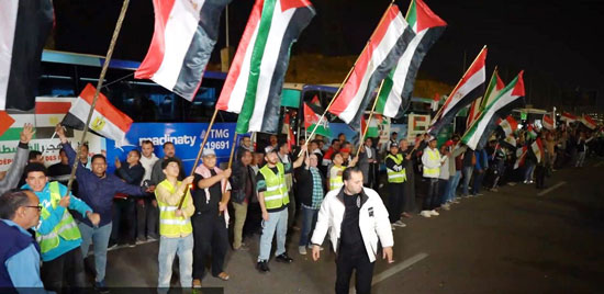 آلاف المواطنين بمحافظة القاهرة يحتشدون بطريق السويس رفضًا لتهجير الفلسطينيين (12)