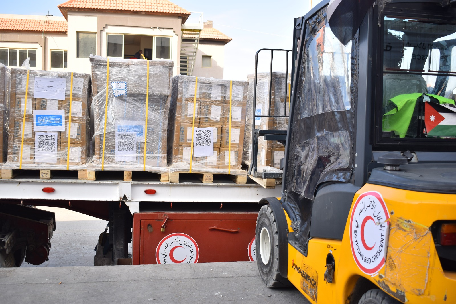 ستقبال  ونقل المساعدات يتواصل