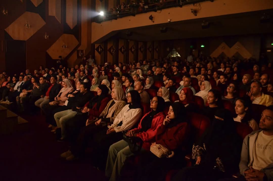 الجمهور يتابع العروض الجمهور يتابع العروض