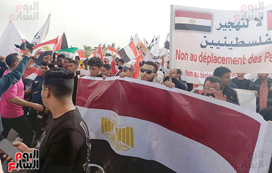 جانب-من-مسيرات-أمام-مطار-العريش-لدعم-القضية-الفلسطينية جانب-من-مسيرات-أمام-مطار-العريش-لدعم-القضية-الفلسطينية