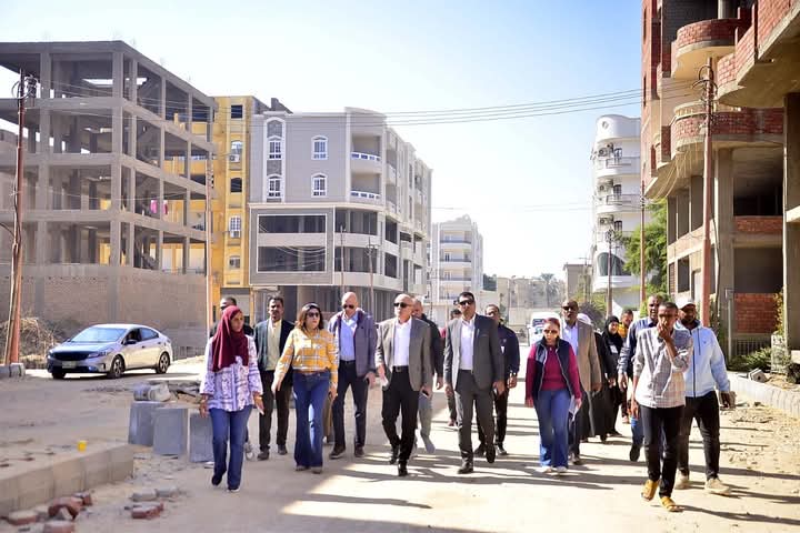 المحافظ خلال جولاته لحل أزمة حوض الـ18