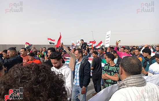 جانب-من-توافد-المصريين-بالعريش-لدعم-فلسطين جانب-من-توافد-المصريين-بالعريش-لدعم-فلسطين