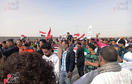 جانب-من-توافد-المصريين-بالعريش-لدعم-فلسطين جانب-من-توافد-المصريين-بالعريش-لدعم-فلسطين