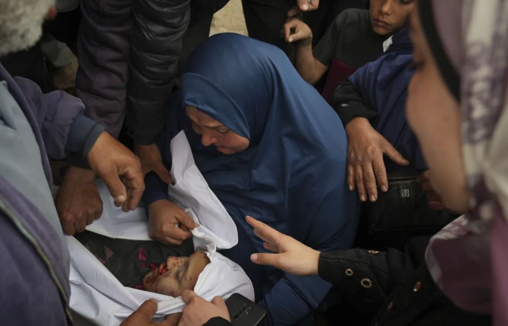 ام تودع طفلها الشهيد