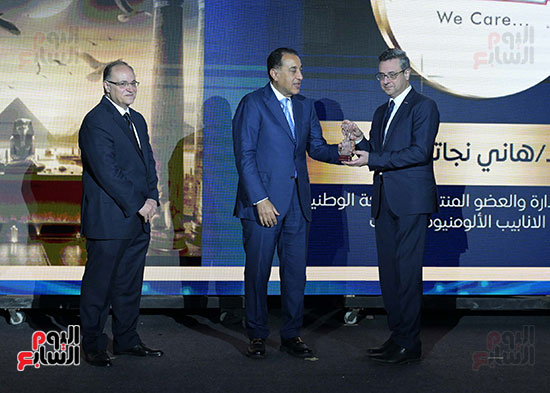 الدكتور مصطفى مدبولى يكرم عدد من هيئة الدواء المصرية الدكتور مصطفى مدبولى يكرم عدد من هيئة الدواء المصرية