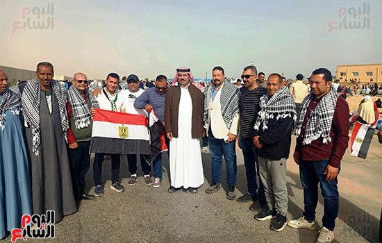 جانب-من-توافد-المصريين-لدعم-فلسطين-بالعريش جانب-من-توافد-المصريين-لدعم-فلسطين-بالعريش