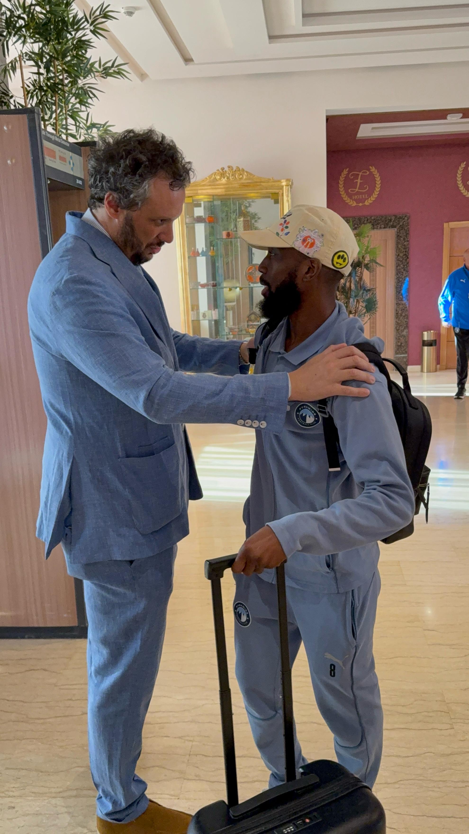 يايا توريه بصحبة ممدوح عيد