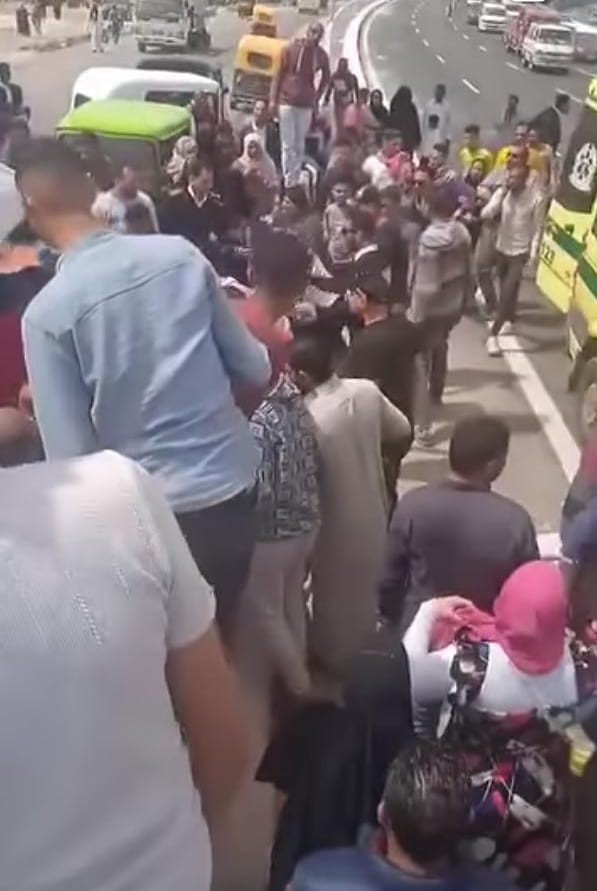 ربة منزل تلقي ابنائها اعلي كوبري العامرية في الإسكندرية