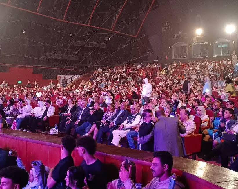 الجمهور يتابع العرض المسرحي الجمهور يتابع العرض المسرحي