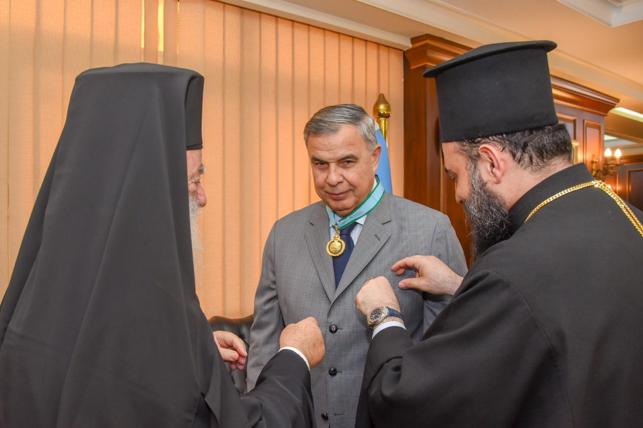 محافظ الإسكندرية يتسلم وسام أسد الرسول مرقس من البابا ثيودوروس الثانى محافظ الإسكندرية يتسلم وسام أسد الرسول مرقس من البابا ثيودوروس الثانى