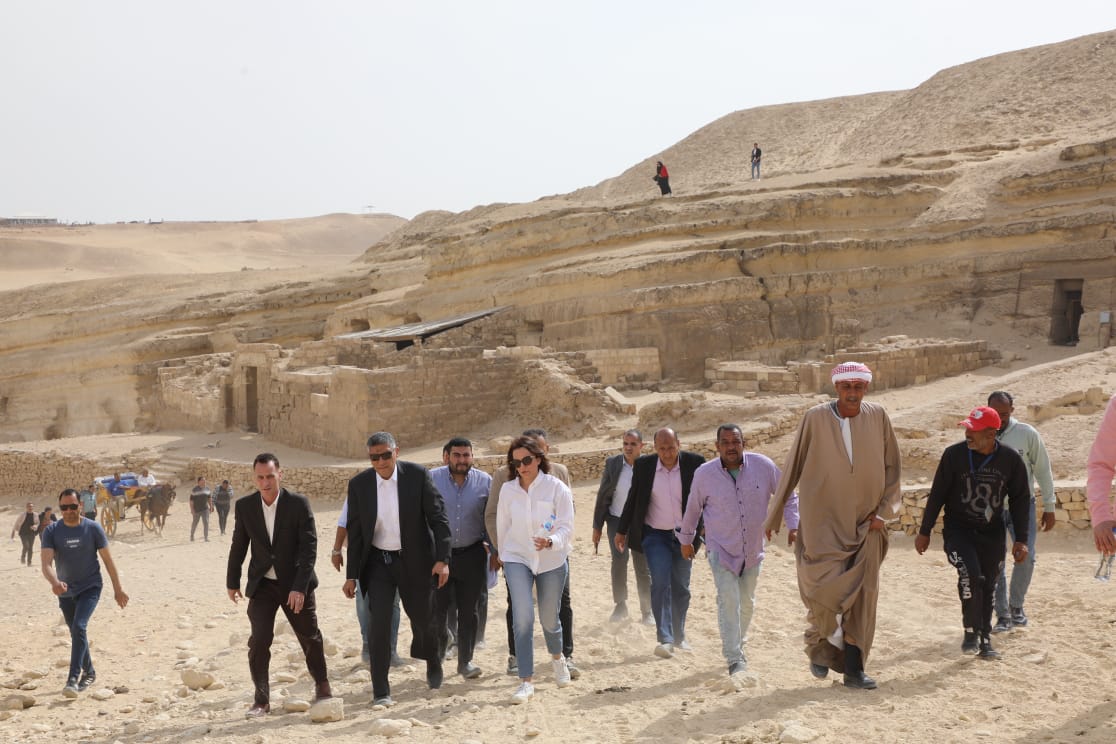 جانب من تواجد محافظ الجيزة بمنطقة الأهرامات جانب من تواجد محافظ الجيزة بمنطقة الأهرامات