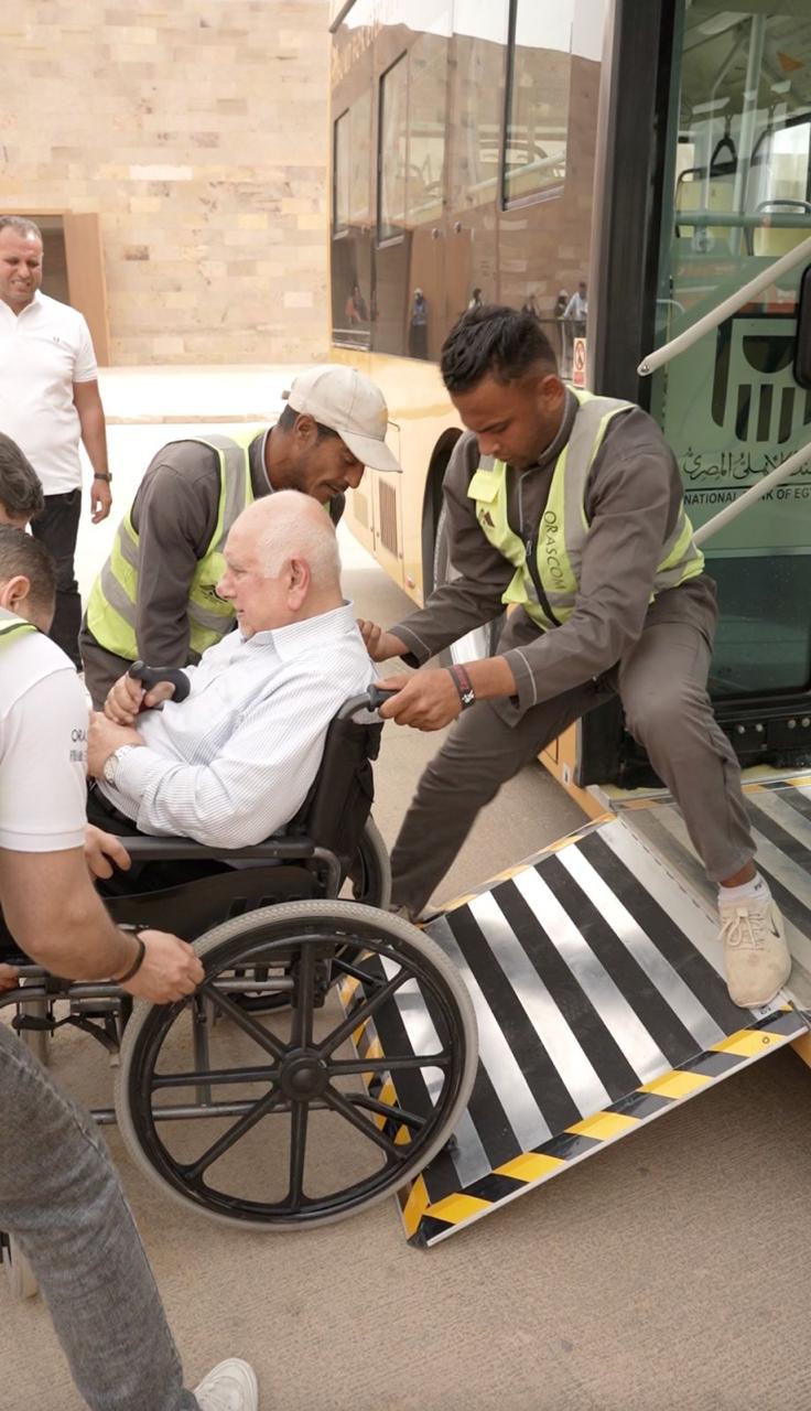 مساعدة كبار السن على زيارة منطقة الأهرامات مساعدة كبار السن على زيارة منطقة الأهرامات