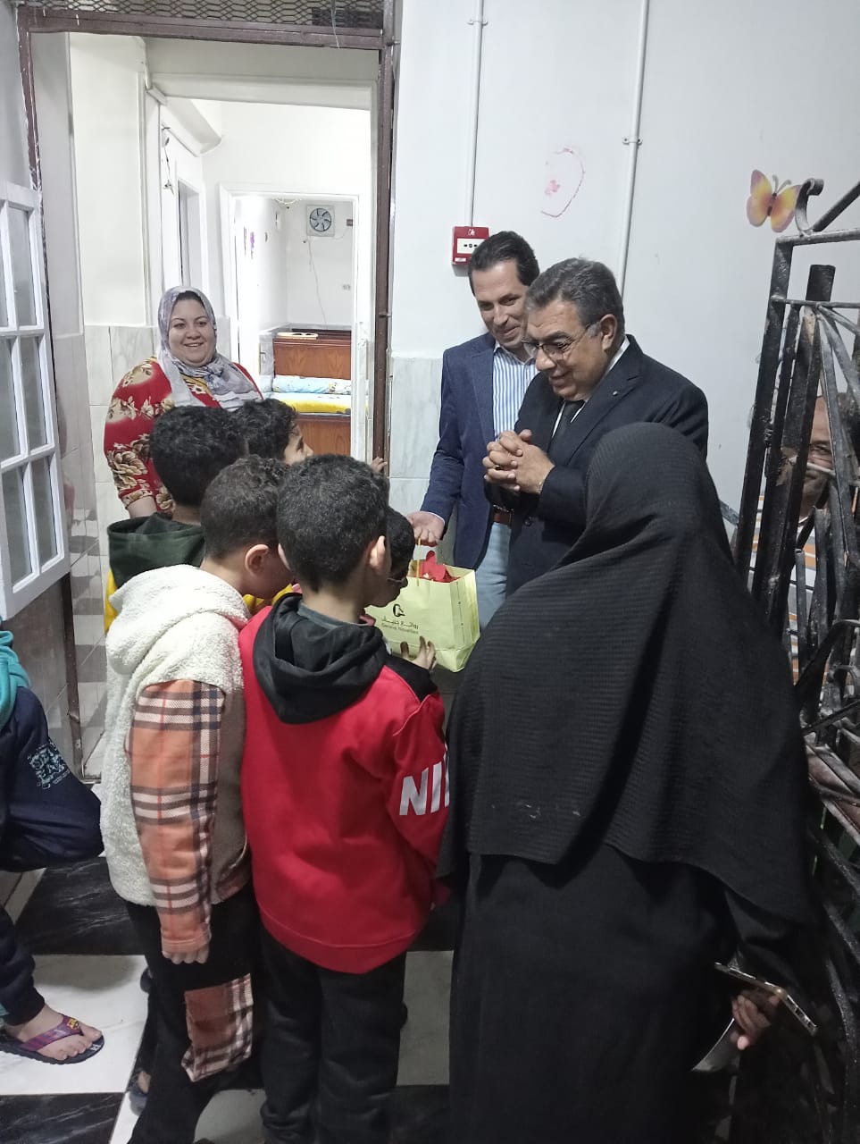محافظ الدقهلية يوزع الهدايا على الاطفال