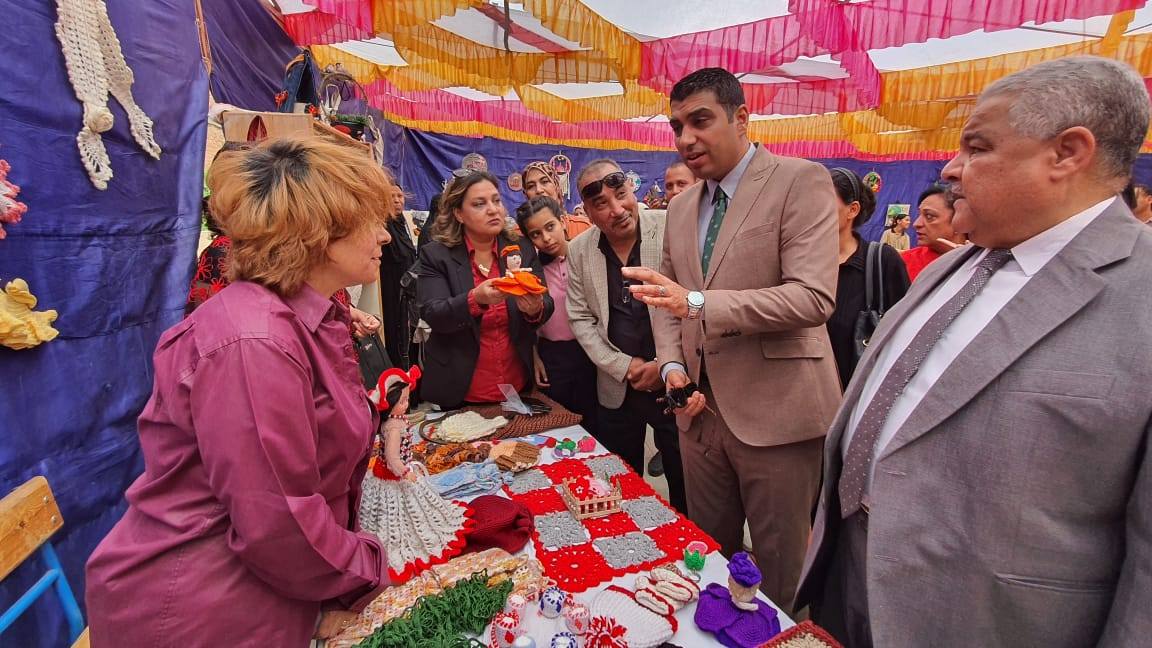جولة نائب المحافظ ووكيل التعليم على المعرض الختام للإقتصاد المنزلى جولة نائب المحافظ ووكيل التعليم على المعرض الختام للإقتصاد المنزلى