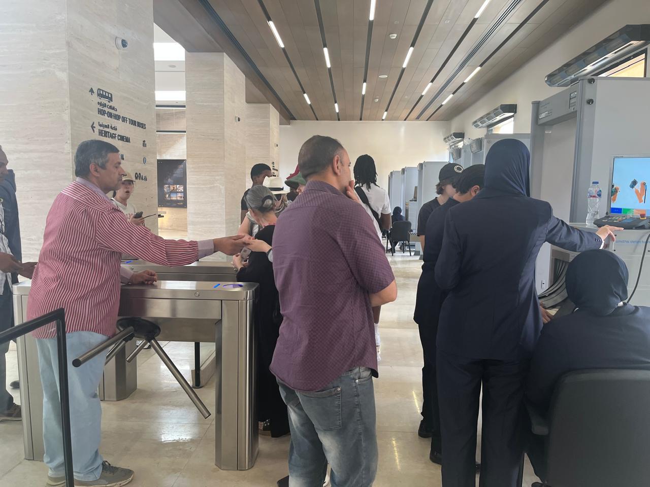 إجراءات تأمينية لدخول السياح لمنطقة الأهرامات إجراءات تأمينية لدخول السياح لمنطقة الأهرامات