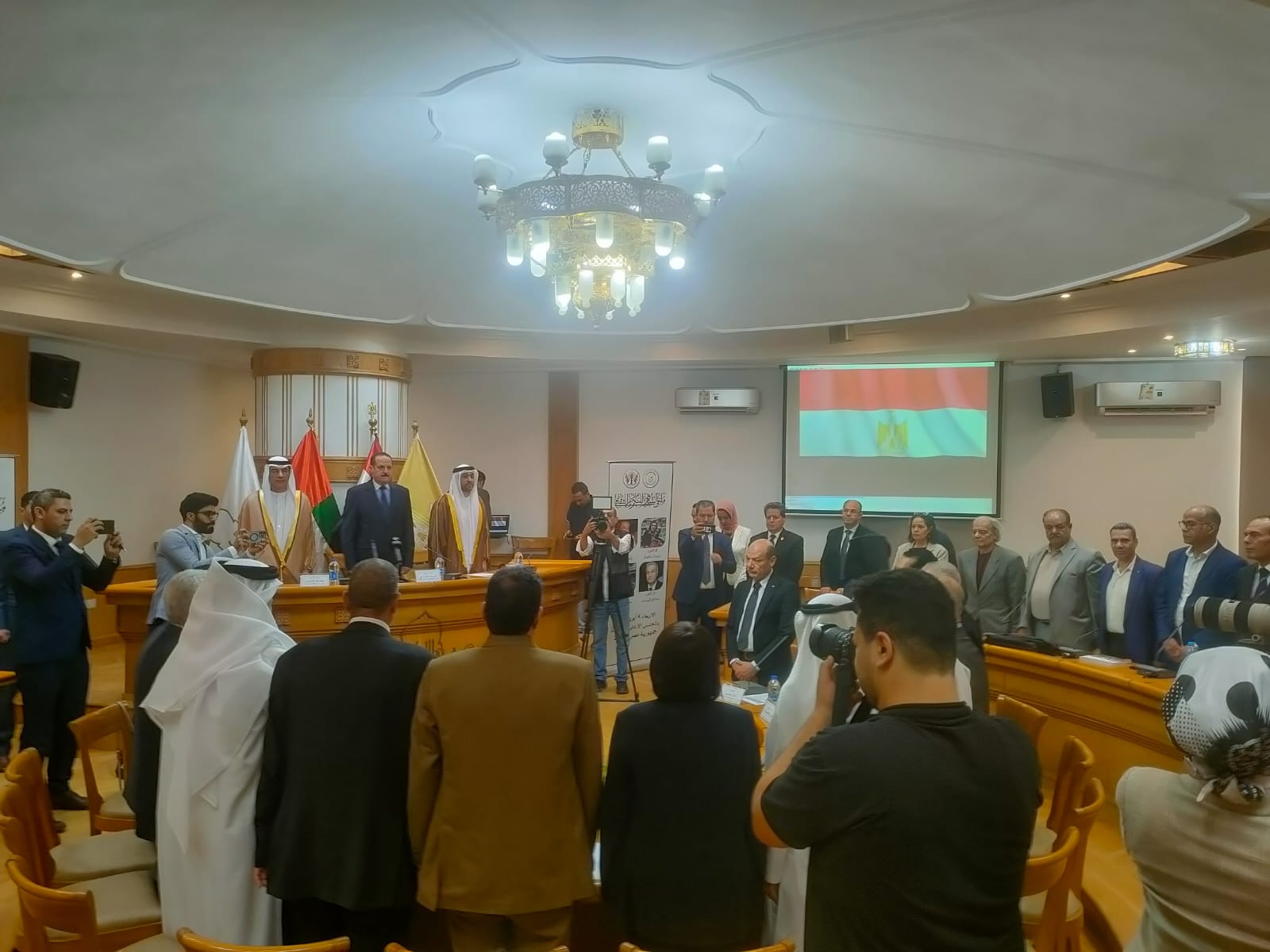 السلام الجمهورى فى بداية الاحتفال السلام الجمهورى فى بداية الاحتفال