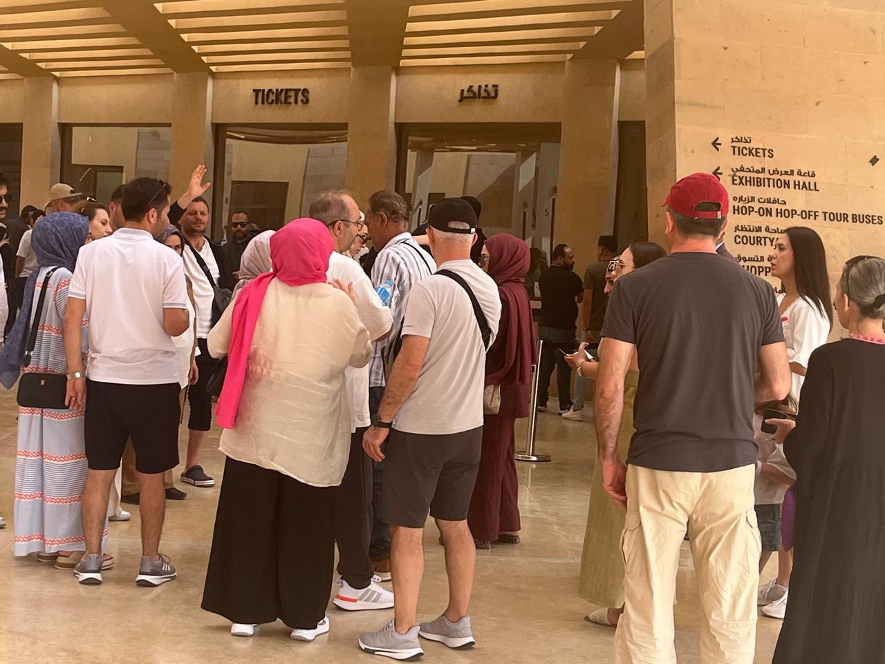 وفود من السياح لزيارة الأهرامات وفود من السياح لزيارة الأهرامات