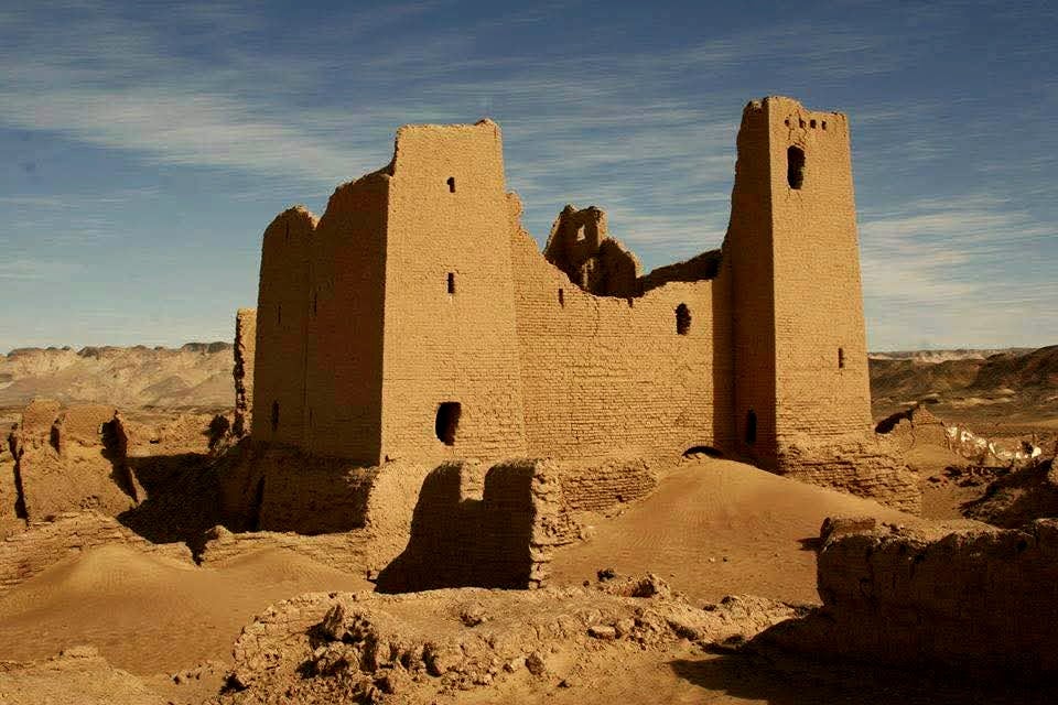 جدران الحصون الشاهقة بالموقع الأثري جدران الحصون الشاهقة بالموقع الأثري