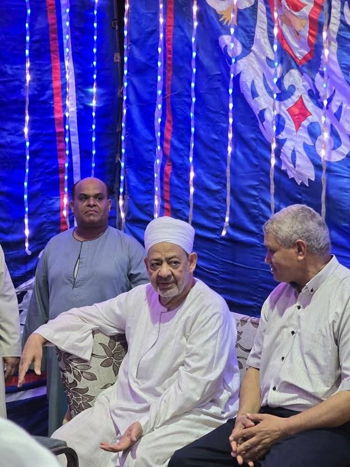 شيخ الأزهر خلال حضوره حفل الخطبة لحفيدة شقيقه بمنزلهم شيخ الأزهر خلال حضوره حفل الخطبة لحفيدة شقيقه بمنزلهم