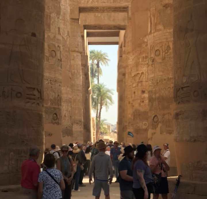 استمتاع السائحين من حول العالم بصالة الأعمدة فى الكرنك استمتاع السائحين من حول العالم بصالة الأعمدة فى الكرنك