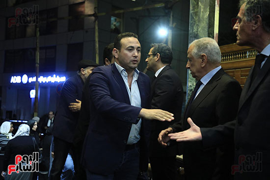 محمد أبو عوض يقدم واحب العزاء