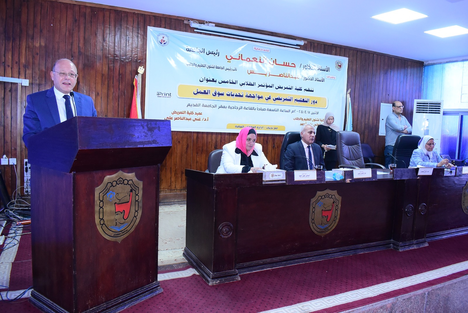 رئيس الجامعة متحدثا 